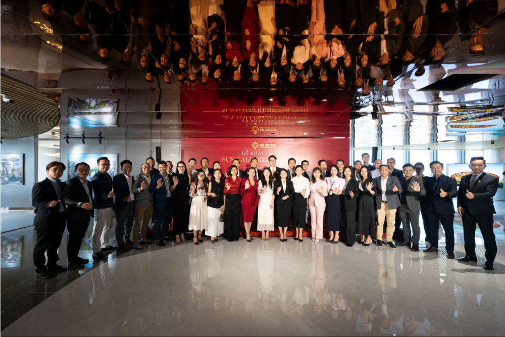 Đội ngũ chuyên viên kinh doanh SmartRealtors có mặt tại lễ khai trương SUN Gallery sáng 30/06